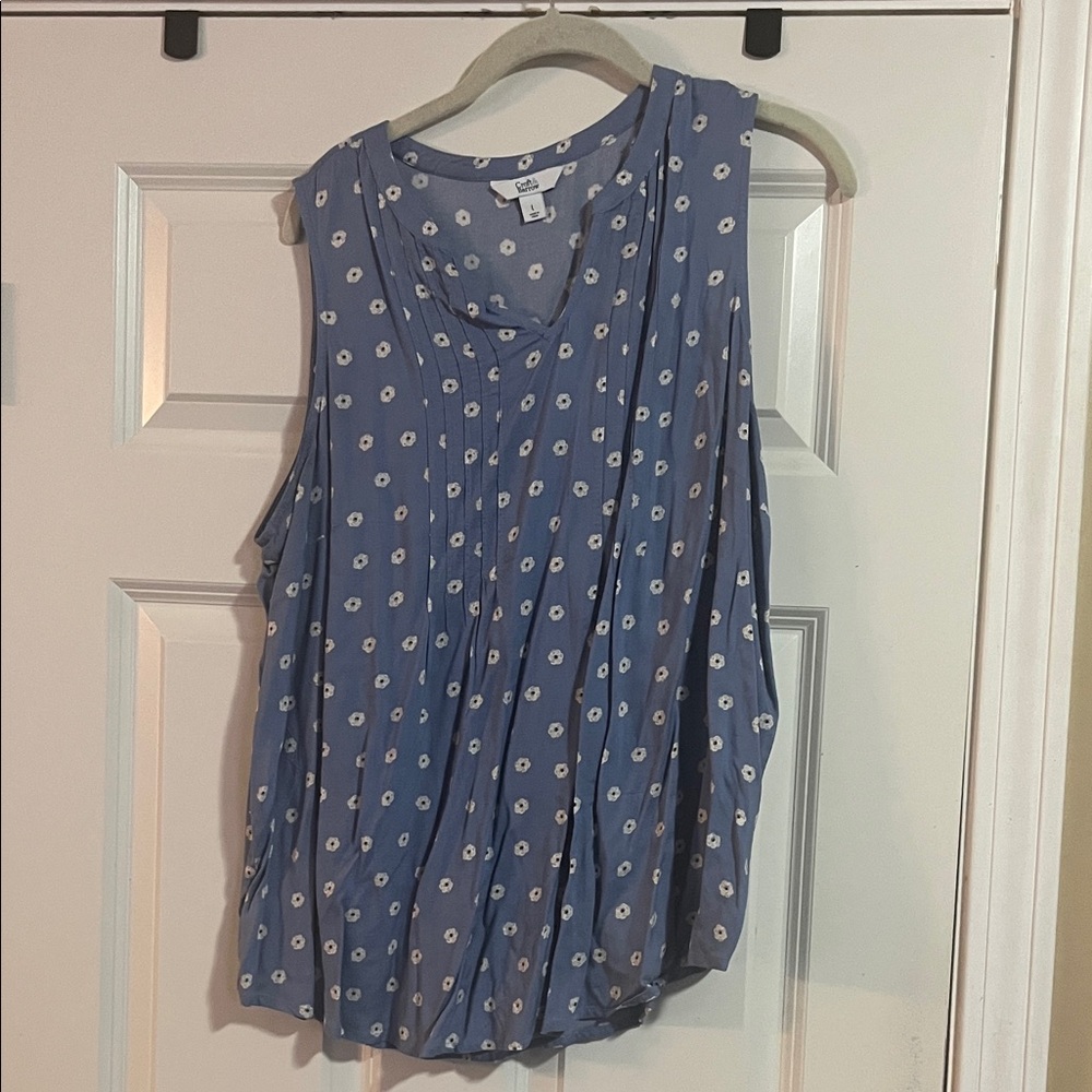 Croft and Barrow  Sleeveless Blouse with White Floral Pattern